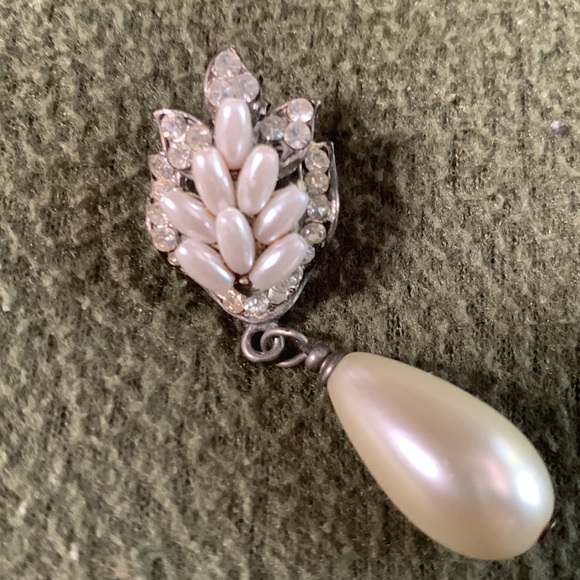 Vintage looking faux pearl and diamond earrings. - Picture 4 of 4